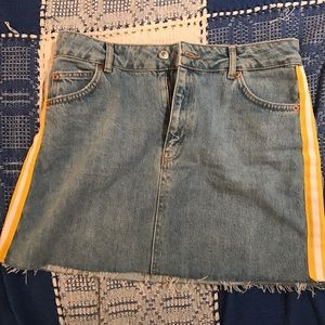 Topshop Jeanskirt w/ Yellow Embroidery